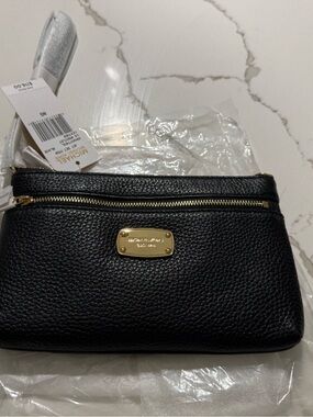 MICHAEL Michael Kors Black Pebbled Leather Coin Wristlet with Gold Plaque new